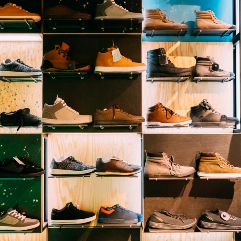 buty na półkach